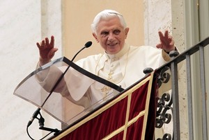 Pope at Castelgandolfo July 24 2011.jpg